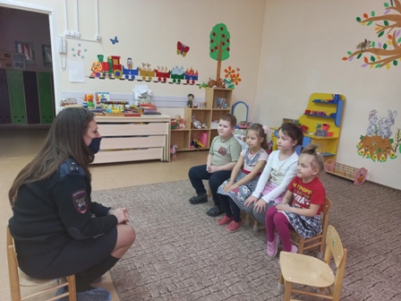 Беседа с детьми сотрудниками ОГИБДД МО МВД России «Ивановский»